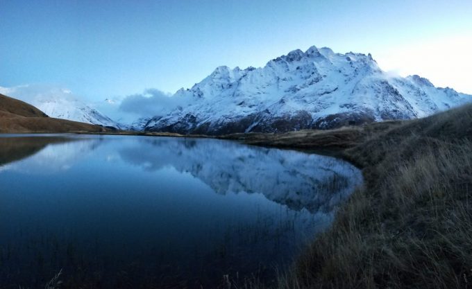 Lac au première neige au pays de la Meije
