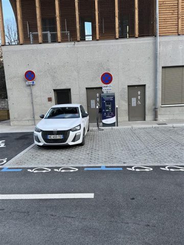 Borne de rechage pour véhicules électriques_Le Bourg-d&rsquo;Oisans