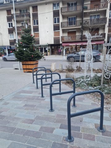 Attaches vélos – Place du Cristal Bourg-d&rsquo;Oisans_Le Bourg-d&rsquo;Oisans