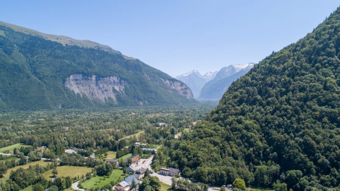 Au pied de l&rsquo;Alpe d&rsquo;Huez Camping Le Château de Rochetaillée au Bourg d&rsquo;Oisans