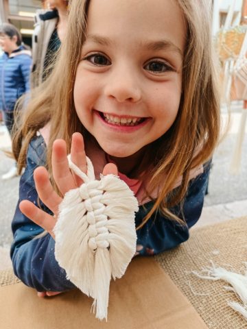 Fierté et sourire après un atelier créatif enfant